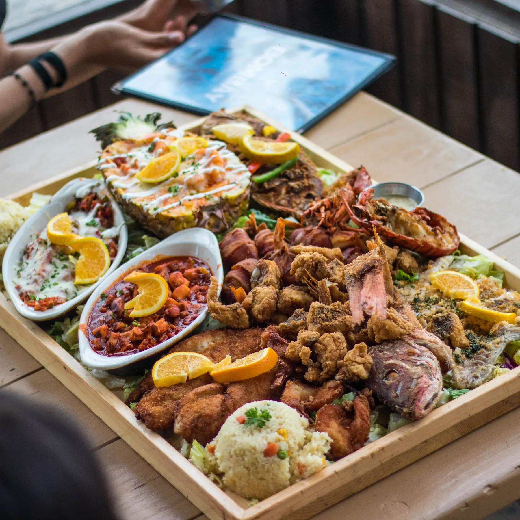 Charola de mariscos frescos servida en Kerala Beach Club